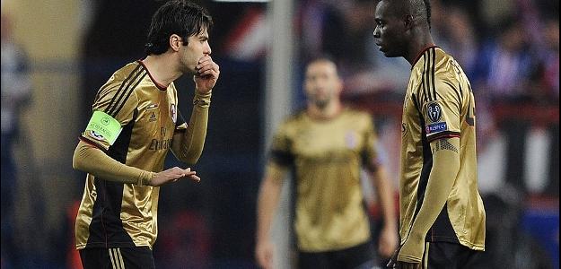 Kaká e Balotelli cochicham durante Atlético de Madri x Milan